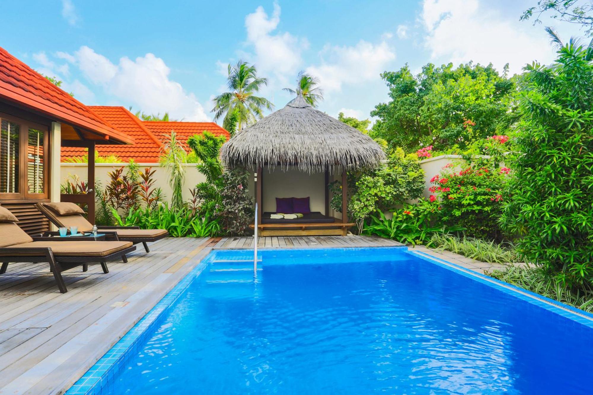 Kurumba Maldives Vihamanaafushi Exterior foto A pool at a resort in Maldives
