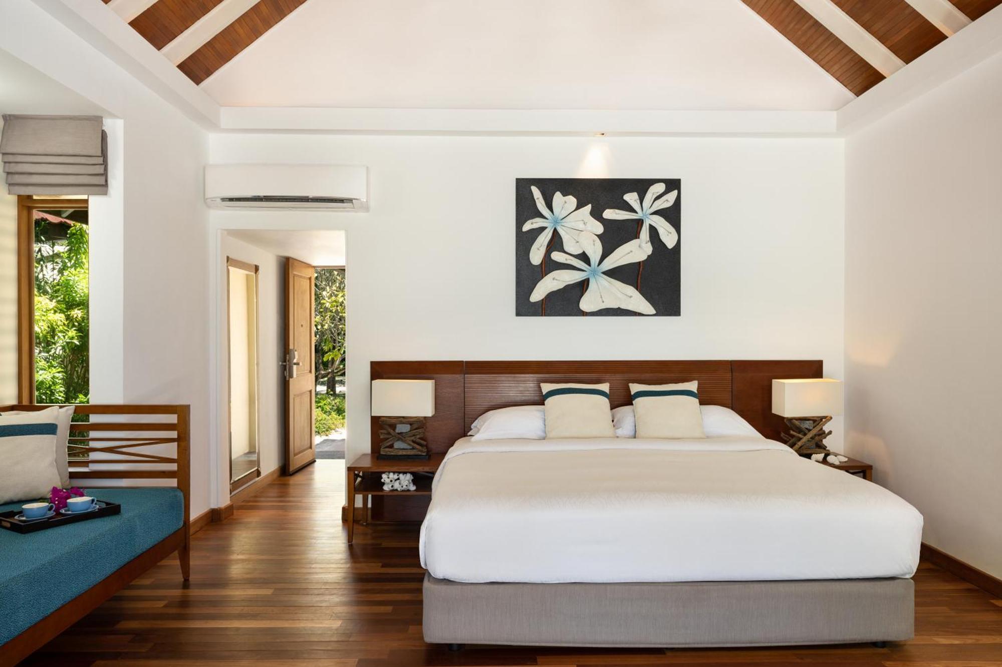 Kurumba Maldives Vihamanaafushi Exterior foto A bedroom at the resort