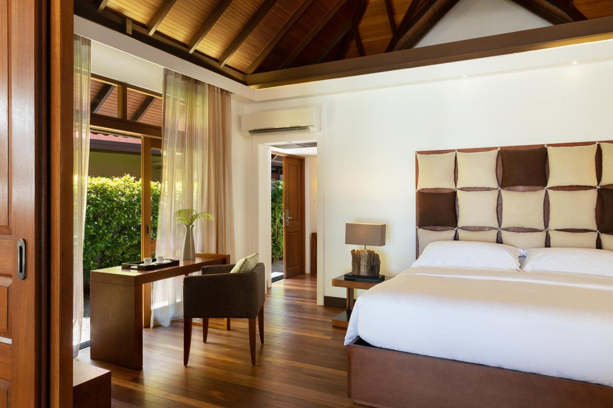 Kurumba Maldives Vihamanaafushi Exterior foto A bedroom at the hotel