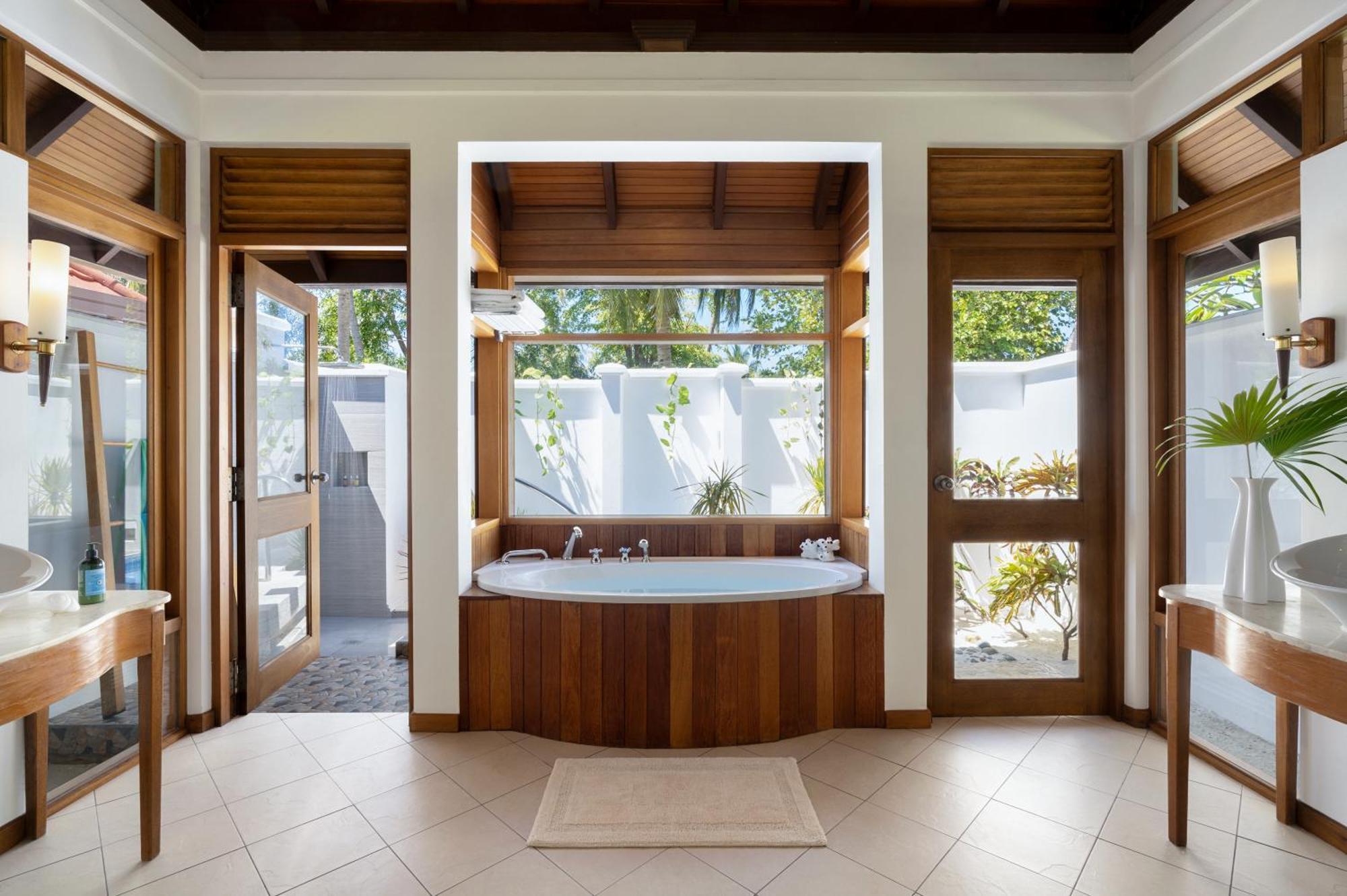 Kurumba Maldives Vihamanaafushi Exterior foto Bathroom of a Beach Villa