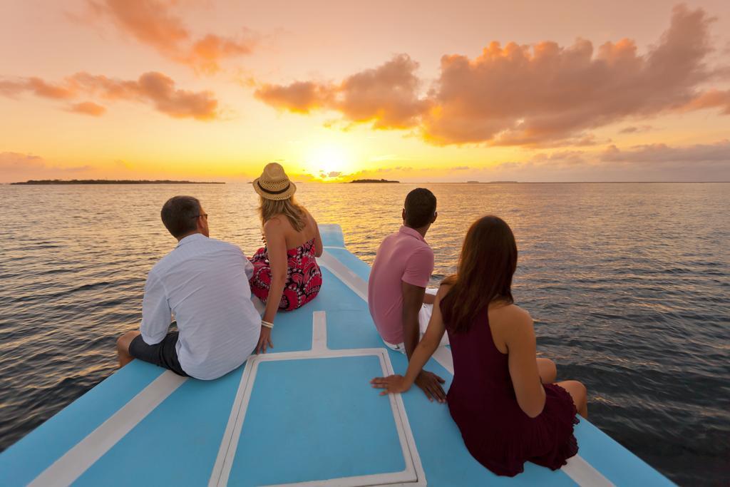 Kurumba Maldives Vihamanaafushi Exterior foto Sunset at the Blue Lagoon