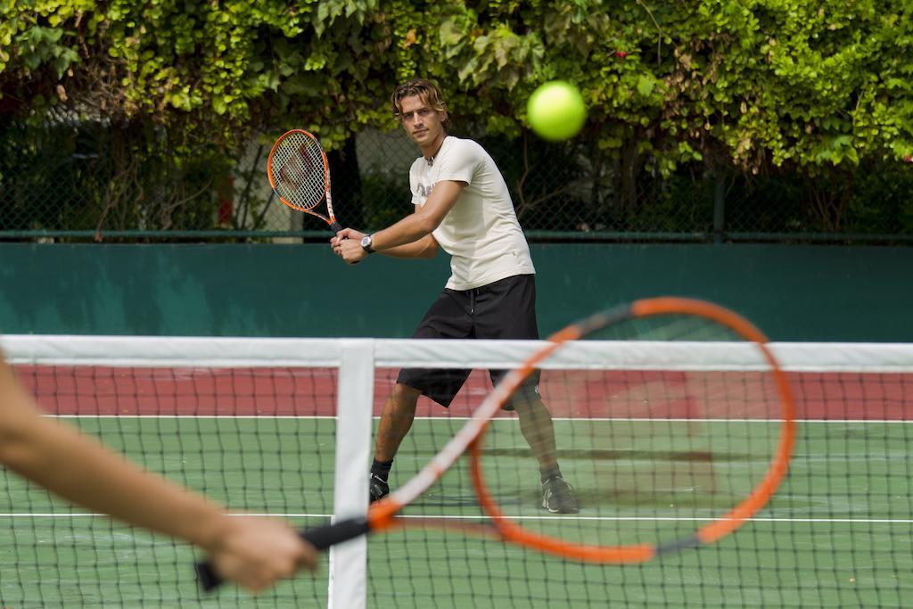 Kurumba Maldives Vihamanaafushi Exterior foto A backhand stroke