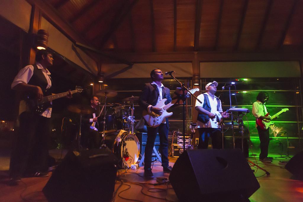 Kurumba Maldives Vihamanaafushi Exterior foto The band performing in 2011