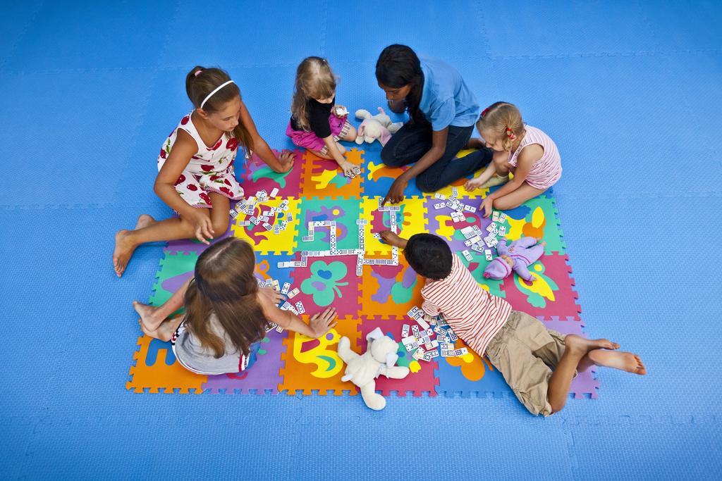 Kurumba Maldives Vihamanaafushi Exterior foto Children playing with a puzzle