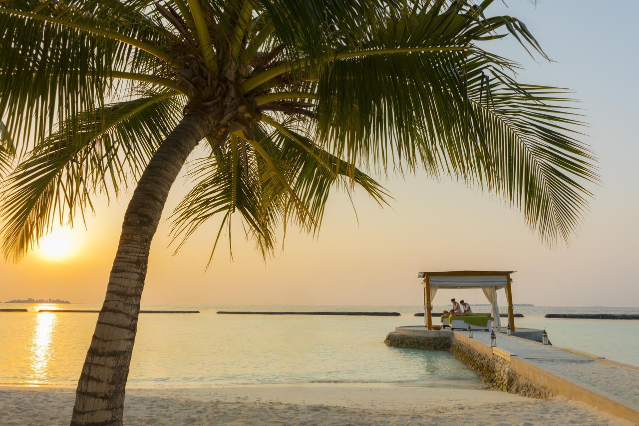 Kurumba Maldives Vihamanaafushi Exterior foto Sunset at the beach