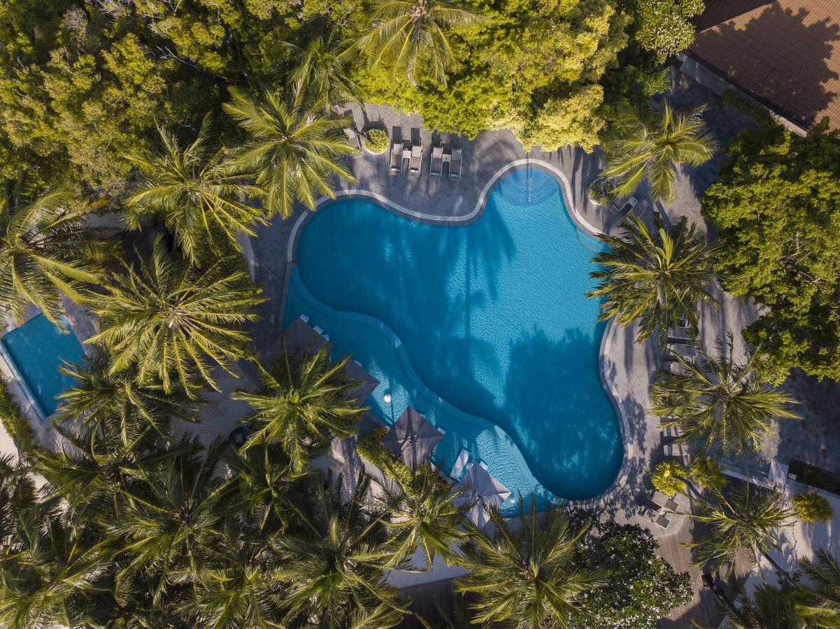 Kurumba Maldives Vihamanaafushi Exterior foto Aerial view of the pool