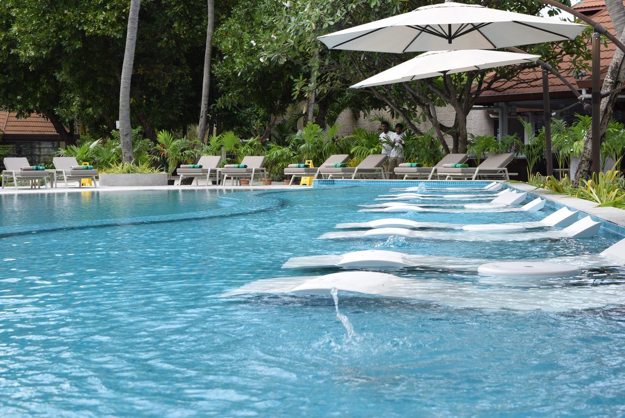 Kurumba Maldives Vihamanaafushi Exterior foto Swimming pool at the resort