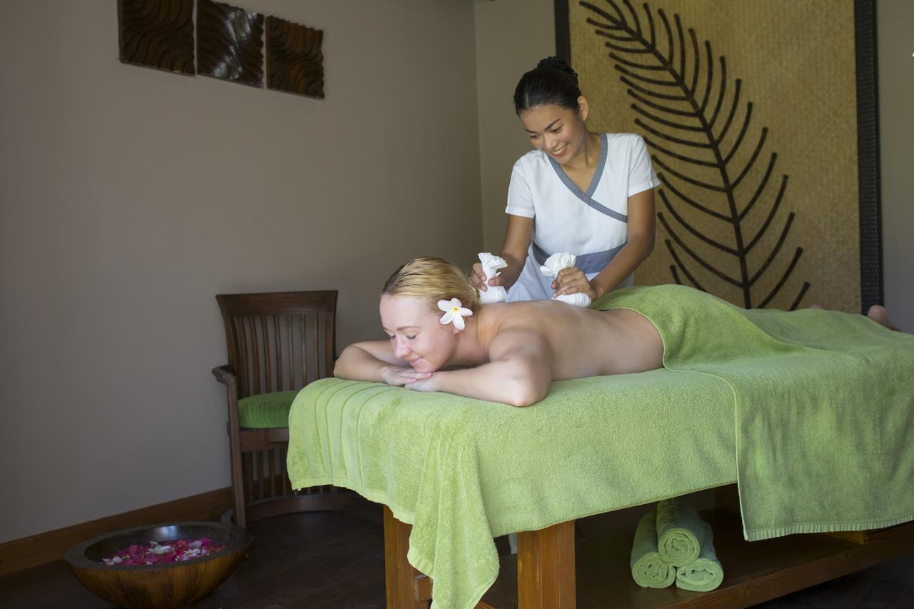 Kurumba Maldives Vihamanaafushi Exterior foto A woman receiving a massage