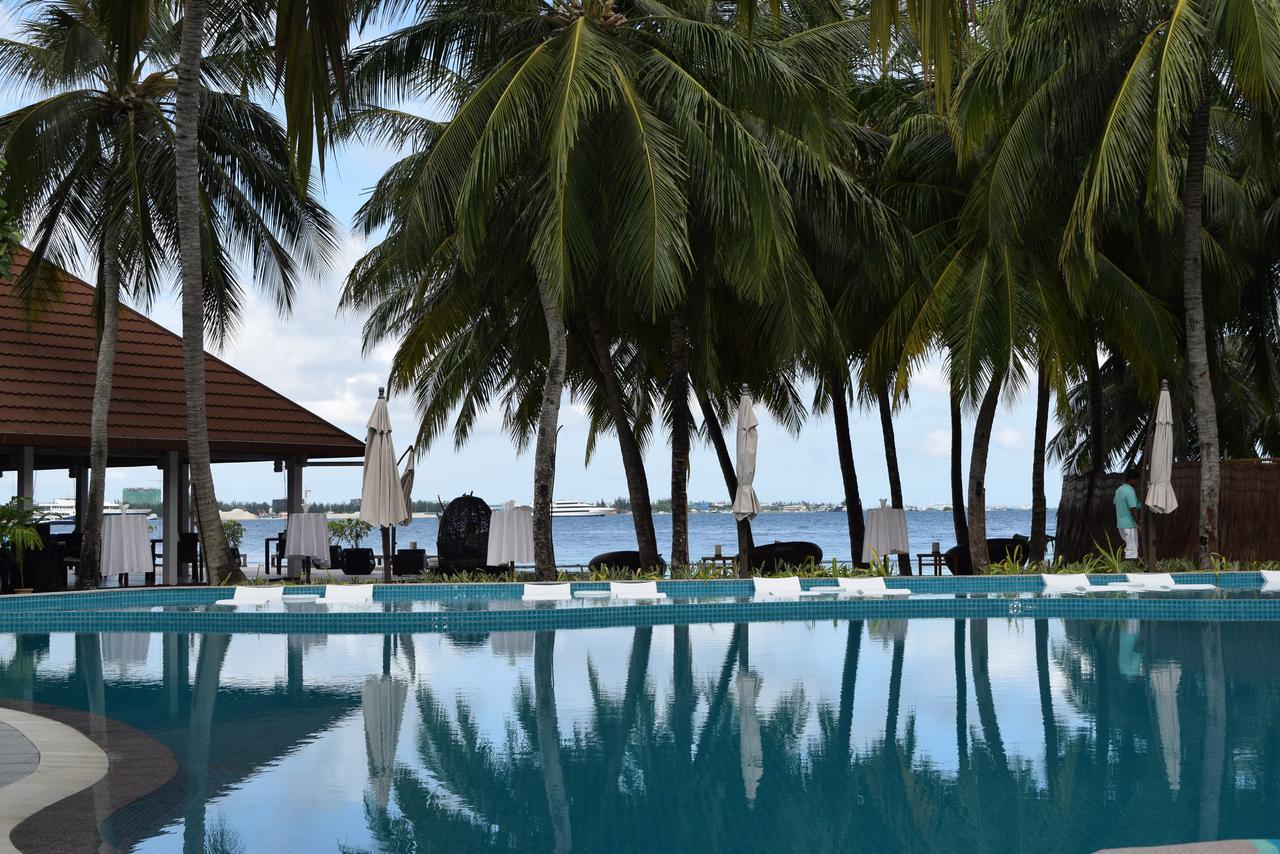 Kurumba Maldives Vihamanaafushi Exterior foto The pool at the hotel