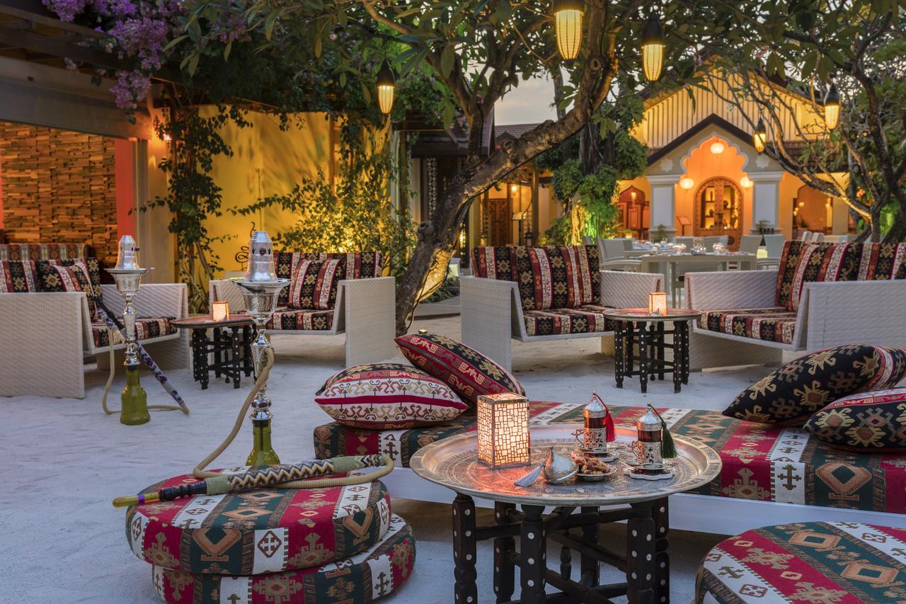 Kurumba Maldives Vihamanaafushi Exterior foto The restaurant's courtyard