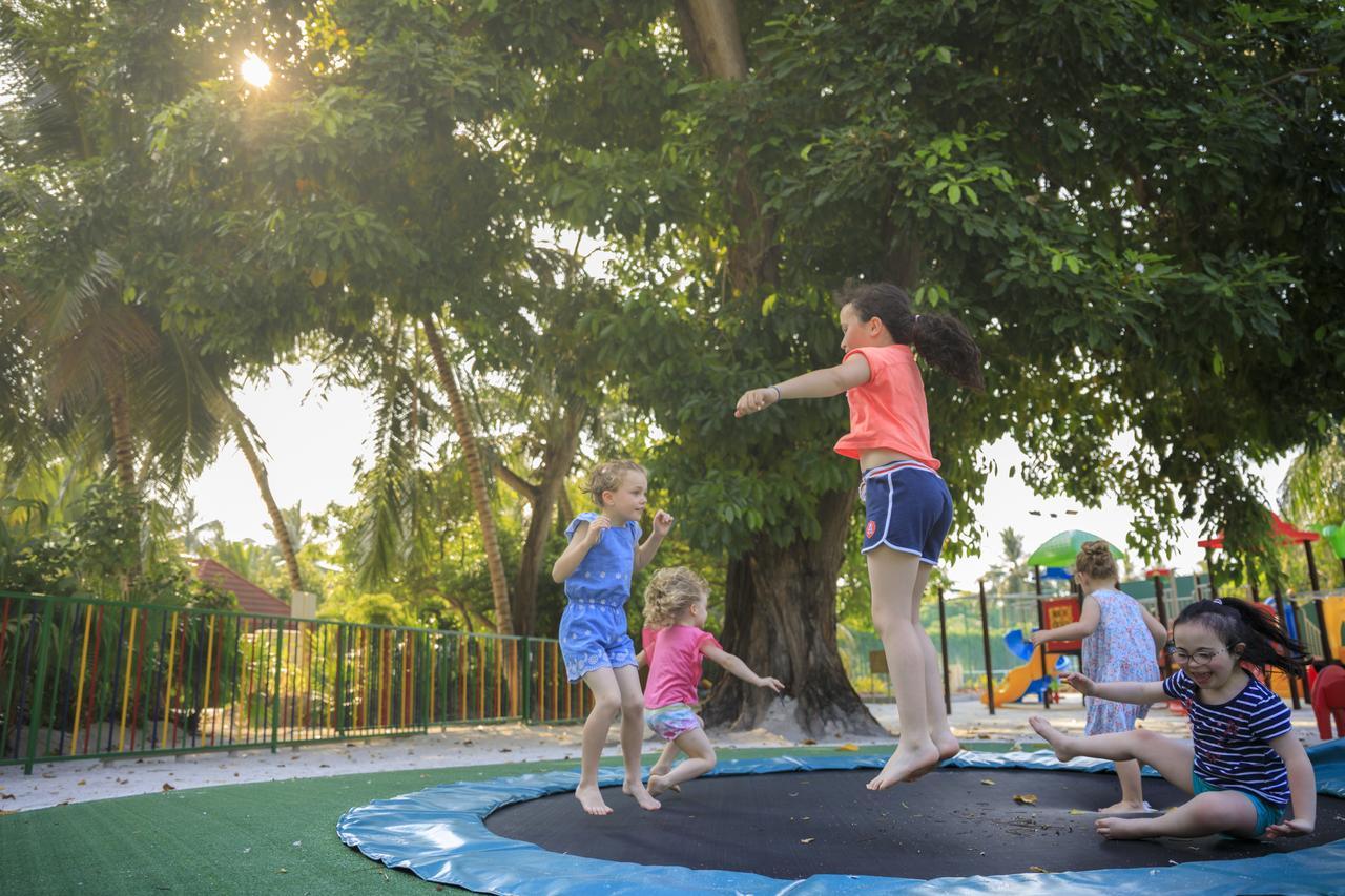 Kurumba Maldives Vihamanaafushi Exterior foto Children playing on a trampoline