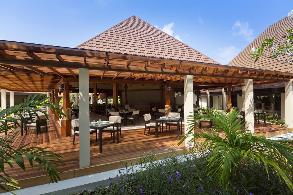 Kurumba Maldives Vihamanaafushi Exterior foto The restaurant at the resort