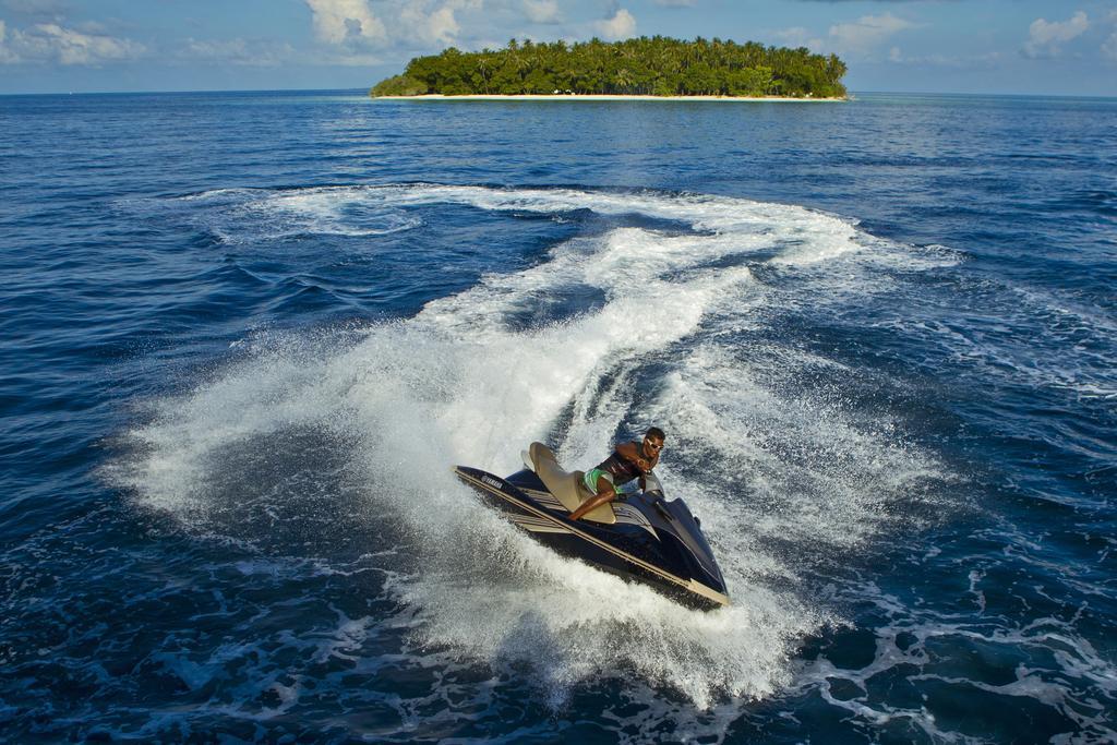 Kurumba Maldives Vihamanaafushi Exterior foto Jet skiing in the Maldives