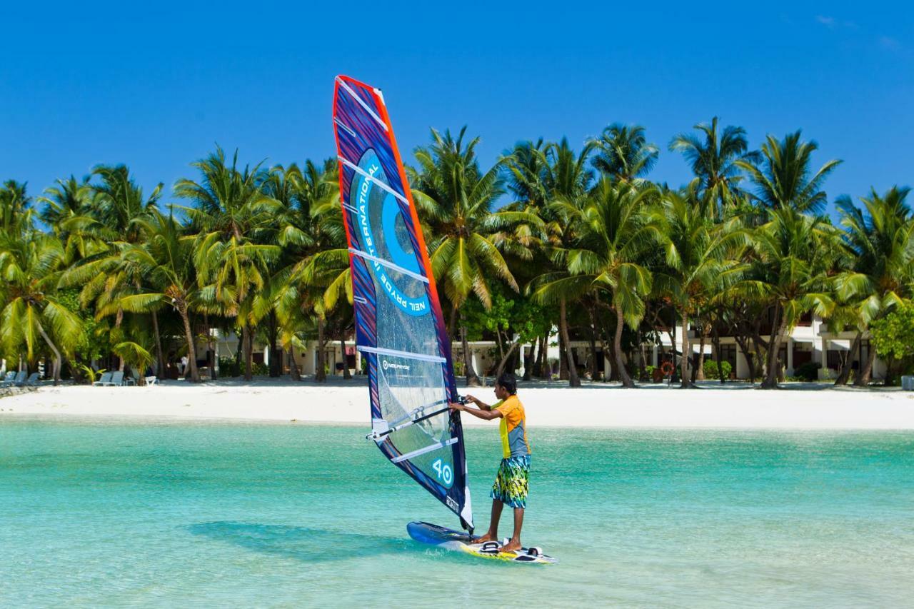 Kurumba Maldives Vihamanaafushi Exterior foto Windsurfer at the beach